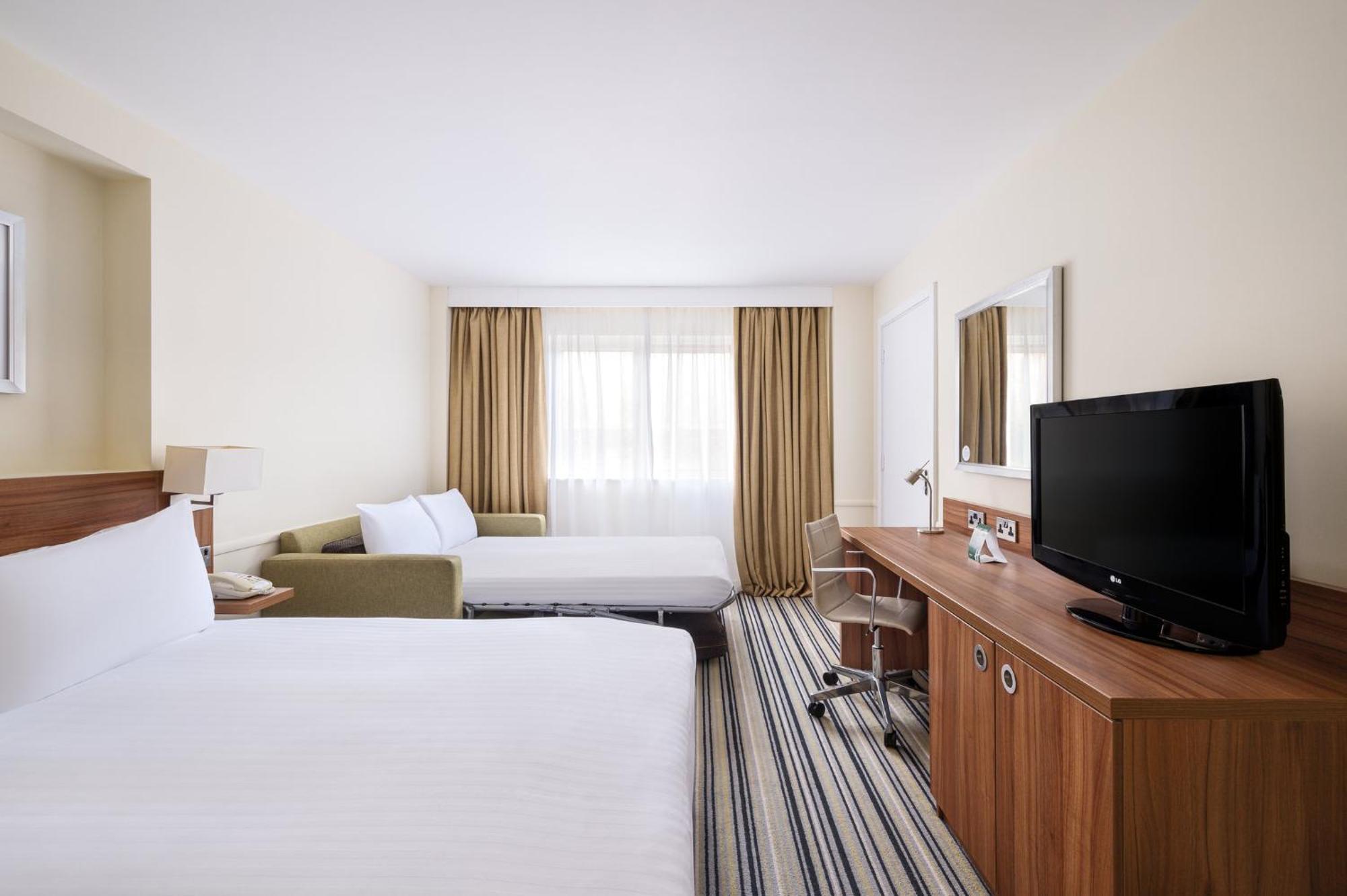 Holiday Inn Colchester By Ihg Exterior foto